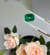 Load image into Gallery viewer, Natural Zambia Minor Emerald 6.65 cts Octagon by SR-Takat

