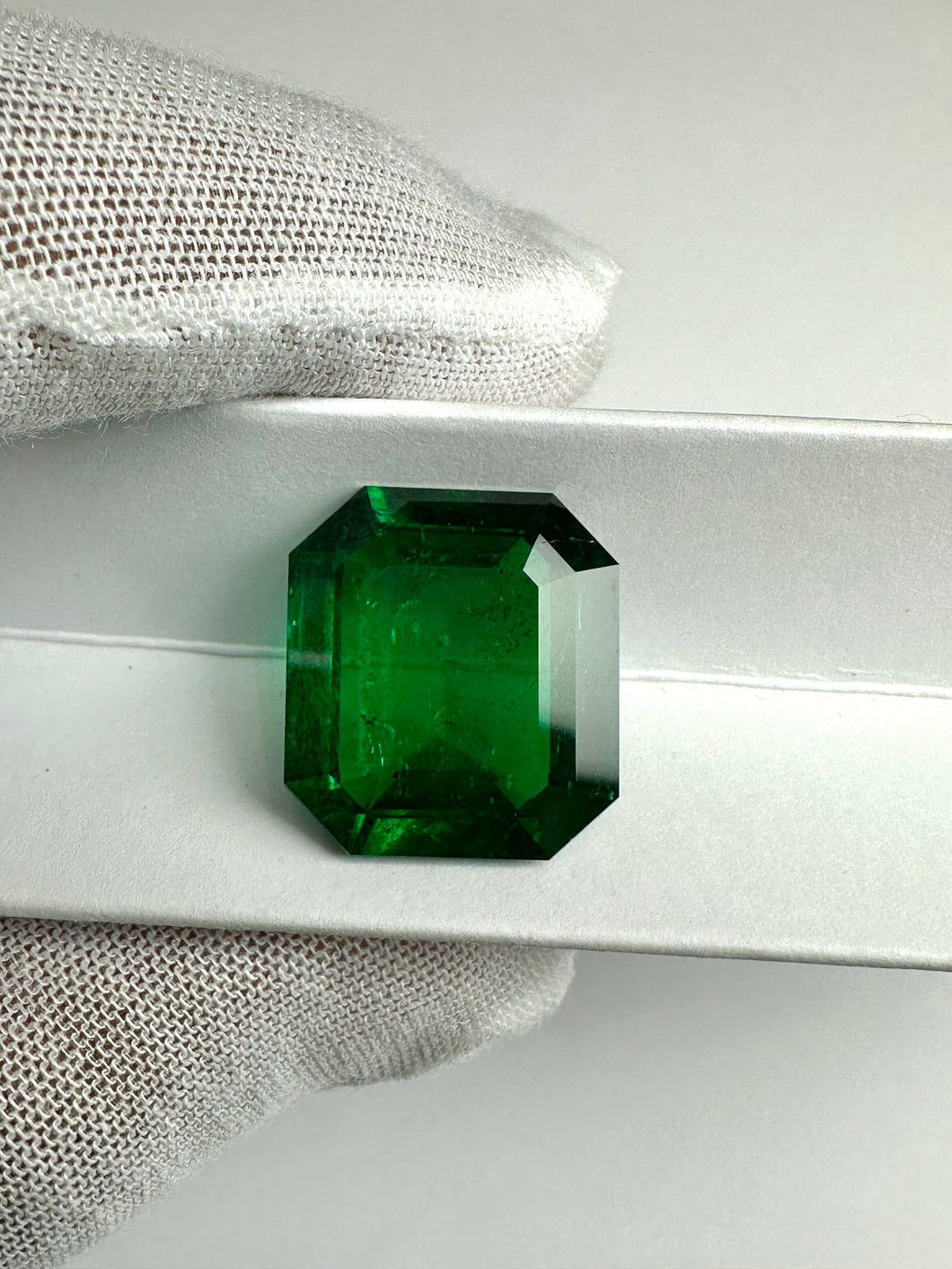 Natural Colombia Minor Muzo Green Emerald 21.37 cts Oct by SR-Takat