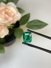 Load and play video in Gallery viewer, Natural Zambia Emerald 5.41cts Octagon by SR-Takat
