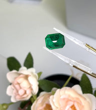 Load and play video in Gallery viewer, Natural Zambia Minor Emerald 6.65 cts Octagon by SR-Takat
