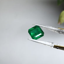 Load and play video in Gallery viewer, Natural Zambia Minor Emerald 10.16 cts Oct by SR-Takat
