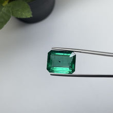 Load and play video in Gallery viewer, Natural Zambia Minor Emerald 21.83 cts Oct by SR-Takat
